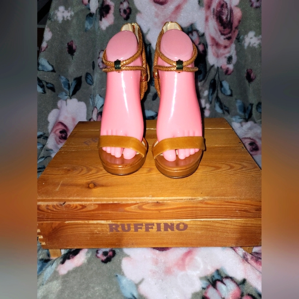 EUC Michael Kors Light Brown Heeled Sandals
